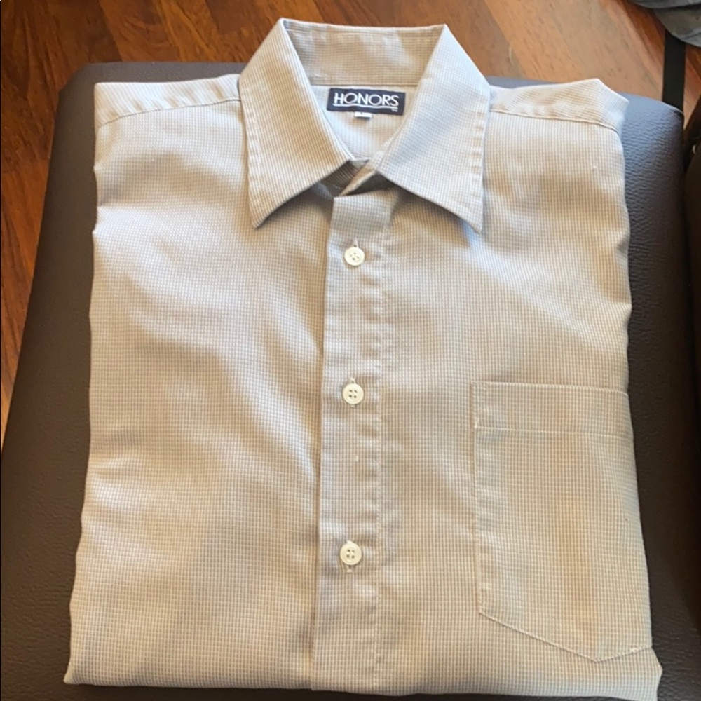 Men’s short sleeve dress shirt Size: Large